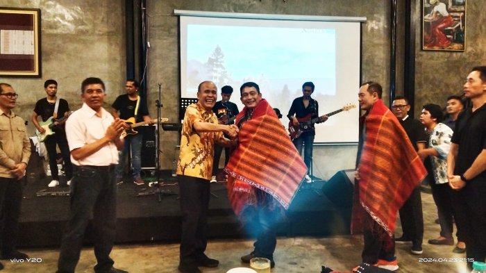 Pemerintah Kabupaten (Pemkab) Samosir yang diwakili oleh Wabup Martua Sitanggang menyambut hangat kehadiran Commander Of 2nd People Defence Force SAF (Singapore Armed Force) Brigadier General Pang Lead Shuan beserta rombongan di Kabupaten Samosir.