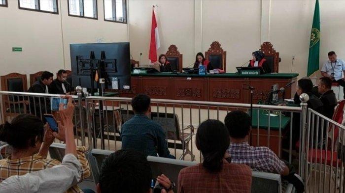 Suasana persidangan kasus satwa dilindungi Terdakwa Terbit Rencana Perangin-Angin menjalani video teleconfrence di Pengadilan Negeri (PN) Stabat, Kabupaten Langkat, Sumatera Utara, Senin (28/8/2023).