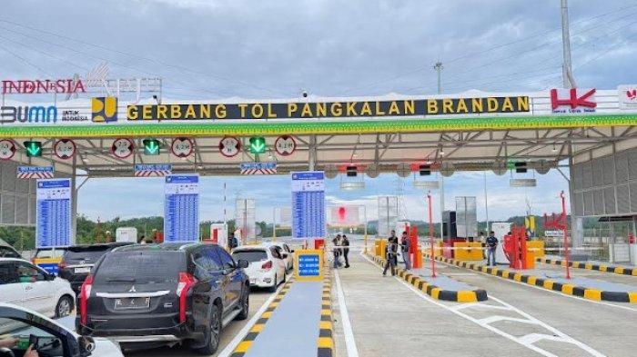 GERBANG JALAN TOL: Suasana pintu masuk dan keluar Gerbang Tol Pangkalan Brandan, Kabupaten Langkat, Sumatera Utara. H-2 menjelang Lebaran Idul Fitri 1446 Hijriah, volume lalu lintas (VLL) pengendara yang melakukan perjalanan mudik menggunakan Jalan Tol Binjai-Langsa terus meningkat.