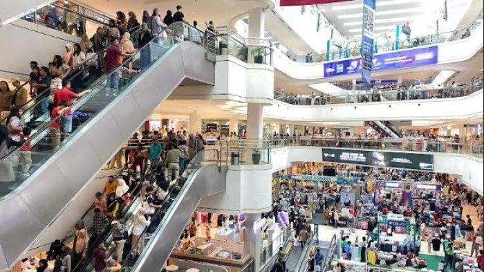 LEBARAN 2025: Suasana pusat perbelanjaan Plaza Medan Fair Kota Medan sebelum Lebaran 2025. Hingga H+2 Lebaran 2025 lonjakan pengunjung mal di Medan diprediksi terjadi sore sampai malam hari.