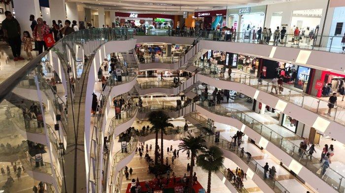 Suasana pusat perbelanjaan di Medan yang mulai ramai pengunjung berburu baju dan perlengkapan menjelang perayaan Natal dan Tahun Baru, Minggu (22/12/2024).