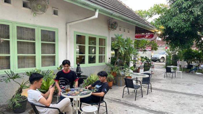 Suasana ruang indoor di Sekata Kopi