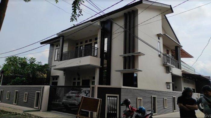 Suasana rumah mewah di Jalan STM, Jalan Suka Terang, nomor 17, Kecamatan Medan Johor yang dibobol mengakibatkan uang tunai sekitar Rp 600 juta dibawa kabur. Hasil penyelidikan Polisi, dua pelaku utama sudah ditangkap.