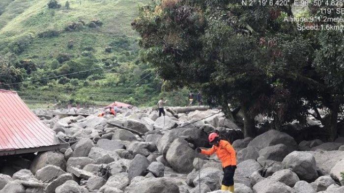 Suasana rumah warga di yang terdampak banjir bandang dan longsor di Desa Simangulampe, Kecamatan Bakti Raja, Kabupaten Humbang Hasundutan (Humbahas) Jumat (01/12/2023) malam sekira Pukul 21.30 WIB.