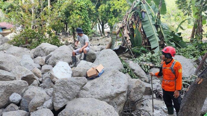 Suasana rumah warga di yang terdampak banjir bandang dan longsor di Desa Simangulampe, Kecamatan Bakti Raja, Kabupaten Humbang Hasundutan (Humbahas) Jumat (01/12/2023) malam sekira Pukul 21.30 WIB. Sebanyak 10 orang dari 12 masih dinyatakan hilang.