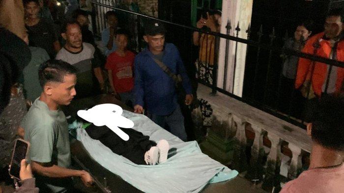Suasana saat jenazah Daren Simarmata (1,5) salah satu korban penikaman tiba di rumah duka Jalan Masjid, gang Dahlia, Kecamatan Percut Seituan, Deliserdang. Tampak sejumlah warga dan keluarga menyambut kedatangan jasad korban, Senin (9/12/2024).