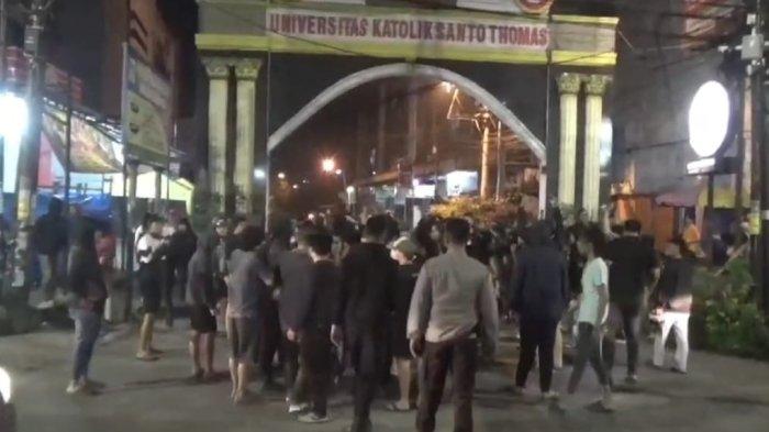 Suasana saat terjadinya tawuran ratusan mahasiswa Unika Medan di Jalan Setia Budi, Kecamatan Medan Selayang.