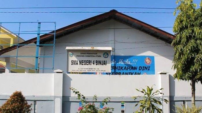 TAMPAK DEPAN SEKOLAH - Suasana sekolah SMAN 4 Binjai yang berada di Kelurahan Tinggi, Kecamatan Binjai Timur, Kota Binjai, Sumatera Utara. Honorer sekaligus pelaku berinisial NN yang meminta foto siswi SMAN 4 Binjai untuk berpose memakai pakaian minim atau memakai bikini, telah dipecat perhari ini, Rabu (12/2/2025).
