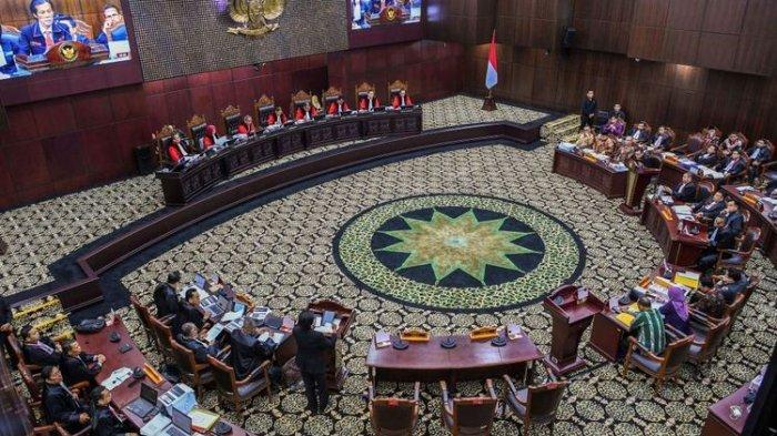 Suasana sidang lanjutan sengketa hasil Pemilihan Presiden (Pilpres) 2024 di Mahkamah Konstitusi (MK), Jakarta, Senin (1/4/2024). Dalam sidang tersebut MK memeriksa 11 saksi dan tujuh ahli yang dihadirkan dari pemohon Anies Baswedan-Muhaimin Iskandar (AMIN).