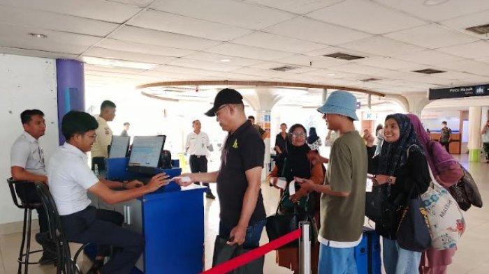 Suasana stasiun kereta api Medan selama periode libur sekolah tahun ajaran 2023/2024.