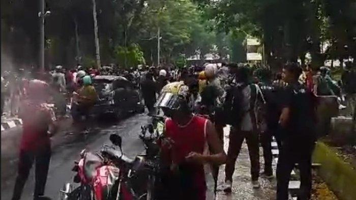 Suasana tawuran dua kelompok mahasiswa di areal Unimed, Selasa (26/3/2024).