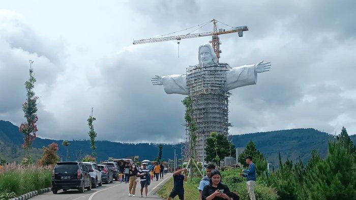 Suasana tempat Wisata Religi Bukit Sibea-bea, di Turpuk Sihotang, Kecamatan Harian Boho, Samosir, Minggu (7/1/2024) lalu. Bukit Sibea-bea menjadi salah satu pilihan tempat wisata untuk menghabiskan waktu akhir pekan.
