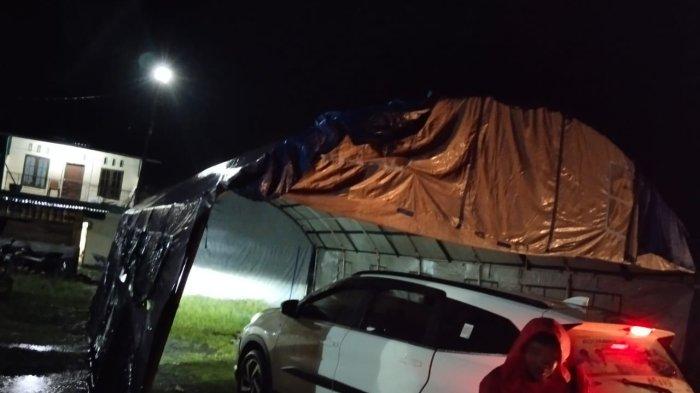 Suasana warga sekitar saat banjir terjadi pada Senin (13/11/2023) malam.