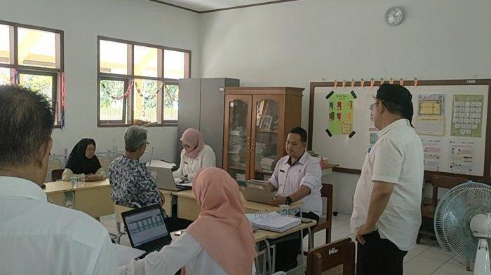 Tim khusus penyelesaian uang tabungan berada di SD Negeri 1 Kondangjajar dan memanggil guru yang punya sangkutan dengan uang tabungan murid, Kamis (22/6/2023).
