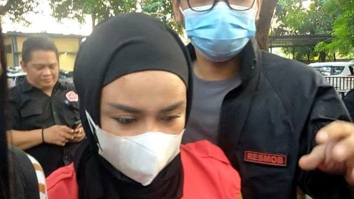 Sudah Pakai Baju Tahanan, Medina Zein Kini Resmi Mendekam di Rutan Polda, Teranjam 6 Tahun Penjara