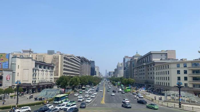 Salah satu ruang Jalan Kota Xi'an, Ibu Kota Provinsi Shaanxi, Tiongkok. Kota ini memiliki sejumlah tempat wisata peninggalan kejayaan Tiongkok.