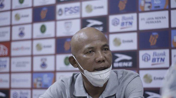 Pelatih Karo United, Suharto AD saat memberikan keterangan pers sebelum laga melawan PSKC Cimahi di Stadion Si Jalak Harupat, Kabupaten Bandung, Kamis (22/9/2022).
