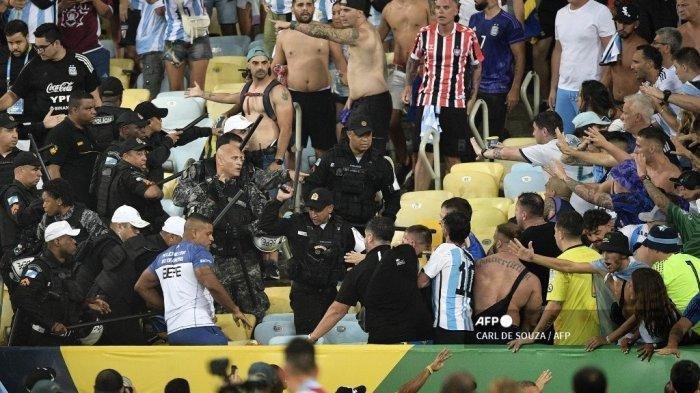 Suporter Argentina bentrok dengan polisi Brasil sebelum dimulainya pertandingan Kualifikasi Piala Dunia 2026 Zona CONMEBOL di Stadion Maracana pada 21 November 2023. (CARL DE SOUZA / AFP)