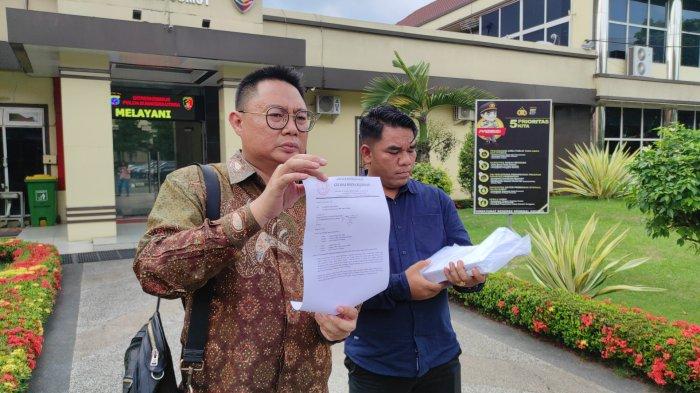 Surya Adinata (kiri), Direktur LBH Gelora Surya Keadilan dan anggotanya Armada Sihite usai membuat laporan aduan masyarakat (Dumas) ke Direktorat Reserse Kriminal Khusus Polda Sumut, Kamis (16/11/2023). Ia menilai mantan ketua MK Anwar Usman melakukan Nepotisme dalam perkara yang meloloskan Gibran Rakabuming Raka hingga bisa menjadi Calon Wakil Presiden pasangan Prabowo Subianto.