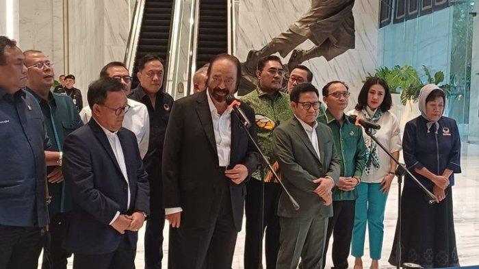 Ketua Umum Partai Nasdem Surya Paloh bersama Ketua Umum Partai Kebangkitan Bangsa (PKB) Muaimin Iskandar menggelar konferensi pers tanpa Anies Baswedan di Nasdem Tower, Gondangdia, Jakarta Pusat, Selasa (23/4/2024). Sehari sebelumnya, Senin (22/4/2024), Anies menggelar jumpa pers tanpa Surya Paloh dan Muhaimin. (KOMPAS.com/SINGGIH WIRYONO)