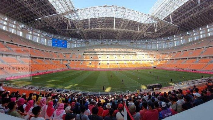 enonton menyaksikan Bali United U-18 melawan Barcelona U-18 dalam International Youth Championship di Jakarta International Stadium (JIS), Minggu (17/4/2022).