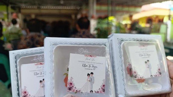 Suvenir pernikahan Elon dan Ayu diberikan kepada pelayat di rumah duka Jalan Dalil Tani, Kelurahan Kebun Sayur, Kecamatan Siantar Timur, Kota Pematangsiantar. Elon meninggal dunia usai terlibat kecelakaan pada Jumat (24/1/2025) kemarin - TRIBUN-MEDAN - ALIJA MAGHRIBI