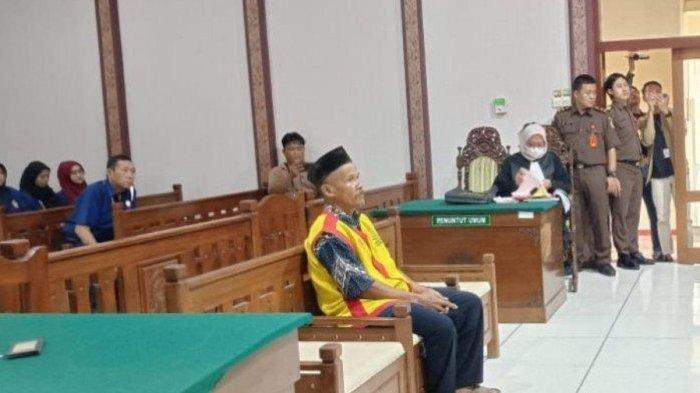 Suyatno saat jalani sidang perdana di PN Bojonegoro (TribunJatim.com/Yusab Alfa)