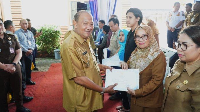 Syah Afandin Serahkan Penghargaan Prestasi Pencapaian PAD Langkat ...