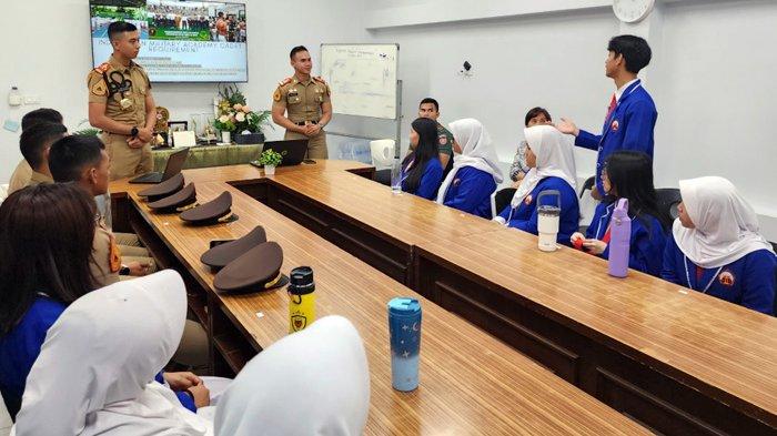 TARUNA AKMIL: Sebanyak lima Taruna Akademi Militer (Akmil) bersama satu perwira pendamping melaksanakan rangkaian kegiatan di Bangkok, Thailand, usai mengikuti Asia Youth International Model United Nations (AYIMUN) 17th 2025. Mereka membanggakan institusi dan Indonesia di kancah internasional. (Puspen TNI)