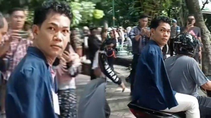 Tatapan ngeri Agus Buntung ketika dimaki warga saat menjalani rekonstruksi jadi sorotan