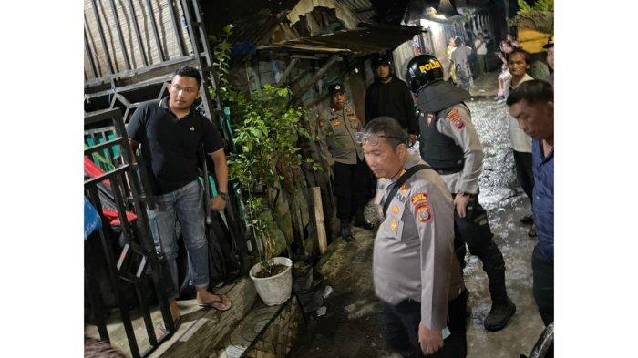 TAWURAN: Kapolres Pelabuhan Belawan AKBP Oloan Siahaa memimpin pembubaran aksi tawuran susulan yang terjadi di Jalan TM Pahlawan, Senin (21/4/2025).