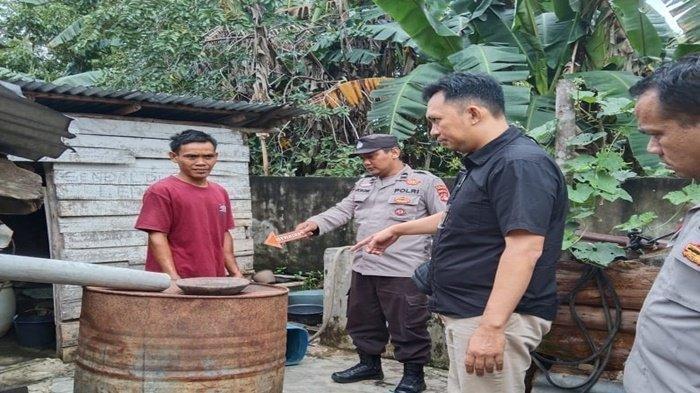 Tersangka Alimun Jaya (baju merah), ayah bakar anak dihadirkan polisi dalam proses olah TKP di rumahnya di Desa Prabumenang, Kecamatan Lubai Ulu, Kabupaten Muara Enim, Sumsel.