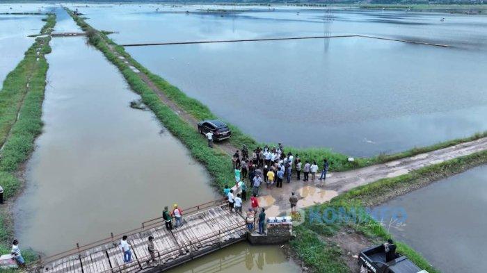 TERDAMPAK CUACA BURUK : Kondisi ribuan hektare lahan pertanian di kawasan Paya Lahlah, Kecamatan Mardinding, Kabupaten Karo, terendam banjir, Sabtu (12/4/2025). Kondisi ini disebabkan karena cuaca buruk yang terjadi beberapa waktu terakhir.