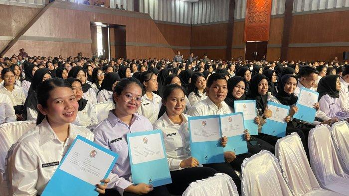 TERIMA SK : Para CPNS formasi tahun 2024 di lingkungan Pemkab Deli Serdang tunjukkan SK pengangkataan di gedung Grha Bhineka Perkasa Jaya Lubuk Pakam, Kamis (27/3/2025). Total ada 279 orang yang mendapatkan SK.
