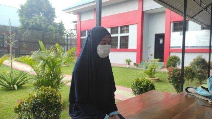 Kondisi Novi Damayanti, tersangka kasus menantu bunuh mertua setelah menghuni Lapas Perempuan Kendari. Novi tak henti-hentinya berurai air mata seraya menitipkan pesan untuk sang suami.