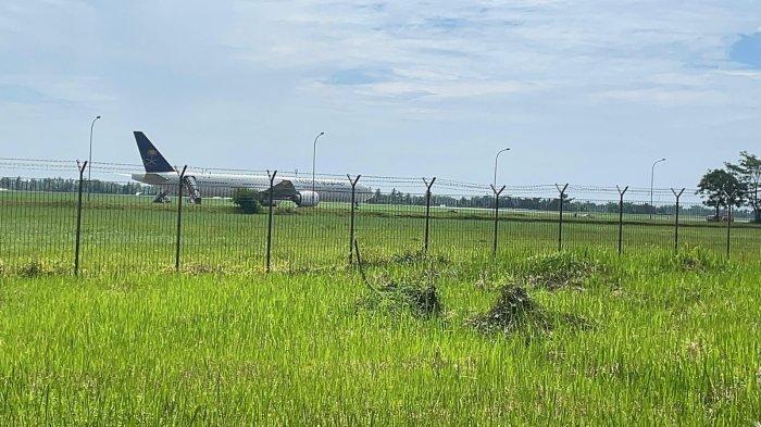 TERPAKIR : Pesawat Saudia Arabia pengangkut jamaah haji asal Jakata dan sempat disebut-sebut mendapat teror bom masih terparkir di Bandara Kualanamu, Selasa (17/6/2025). Seluruh penumpang dan awak pesawat dilaporkan dalam keadaan selamat.