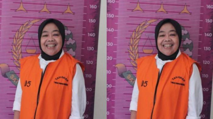 TERSENYUM LEBAR - Heni Mulyani, Kades Cikujang Sukabumi tersenyum lebar saat difoto memakai rompi tahanan pidsus Kejari Kab Sukabumi, Oknum Kades bernama Heni Mulyani telah ditetapkan tersangka kasus korupsi dana desa dan dilakukan penahanan pada Senin (28/7/2025).