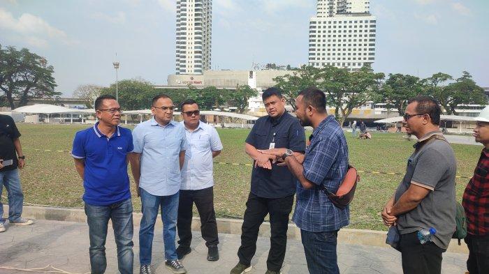 TINJAU PROYEK- Wali Kota Medan Bobby Nasution saat meninjau proyek Revitalisasi Lapangan Merdeka, Selasa (4/2/2025). Pengerjaan proyek ini kembali molor, Bobby bilang selesai pertengahan Februari.