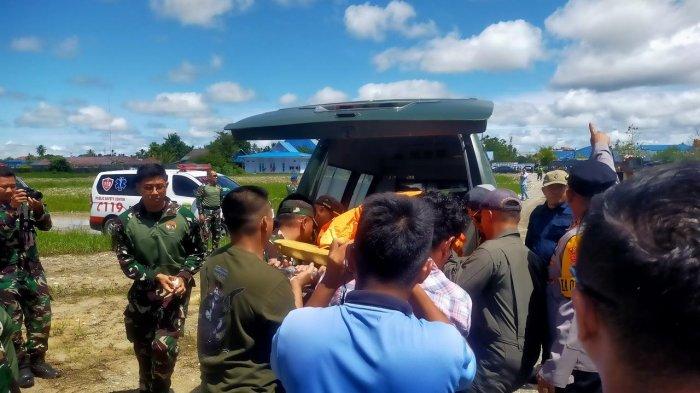 Letjen TNI Richard MH Tampubolon terjun langsung memimpin prajurit TNI untuk mengevakuasi jenazah pilot helikopter PT Intan Angkasa Air, Glen Malcolm Conning, warga Selandia Baru, yang dibunuh dan dibakar Organisasi Papua Merdeka (OPM) di Distrik Alama, Kabupaten Mimika, Papua Tengah, Senin (5/8/2024).