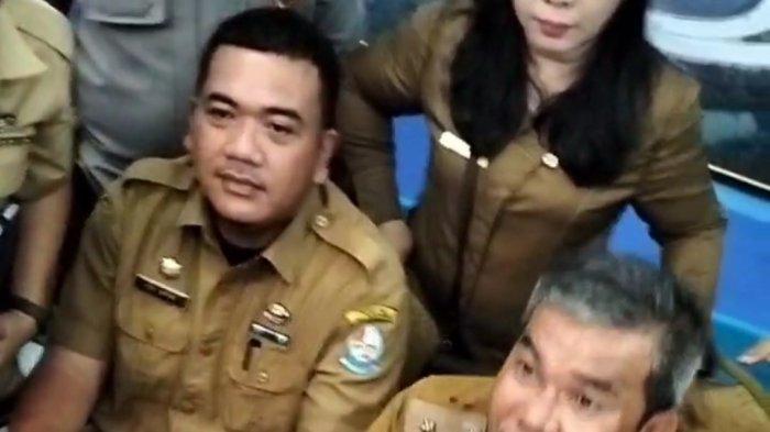 TOLAK BANTUAN : Kades Helvetia Kecamatan Sunggal, Guntur Sutrisno bersitegang dengan warganya di aula kantor Camat, Senin (3/3/2025). Warga kecewa dengan sikapnya karena berkaitan dengan bantuan pemasangan jaringan untuk air bersih.