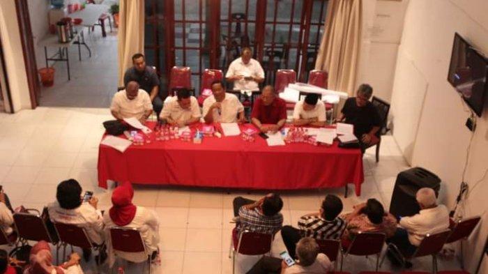 Dipimpin Ketua DPD PDI Perjuanga Sumut Drs Rapidin Simbolon MM, Parpol pengusung pasangan capres-cawapres Ganjar Pranowo-Mahfud MD Sumatera Utara rapat konsolidasi perdana di Rumah Pemenangan Ganjar Pranowo-Mahfud MD, Jalan Sei Serayu Medan, Senin (13/11/2023) lalu.