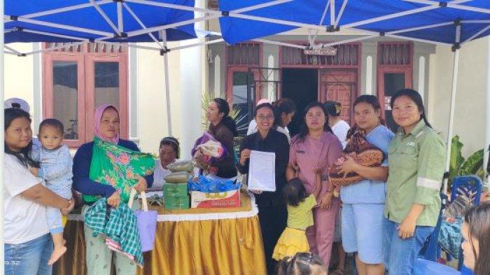 PT Toba Pulp Lestari, Tbk (TPL) memberikan bantuan pakaian seragam untuk tenaga ahli Kesehatan dan kader posyandu di 11 desa di Kecamatan Parmaksian, Kabupaten Toba.