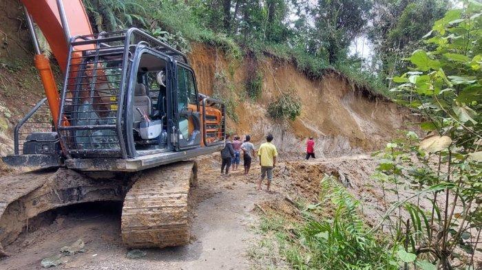 PT Toba Pulp Lestari (TPL) menurunkan alat berat untuk membantu mengangkut material tanah longsor yang menutup jalan utama di Dusun Bulumalando, Desa Dolok Parmonangan, Kecamatan Dolok Panribuan, Kabupaten Simalungun.