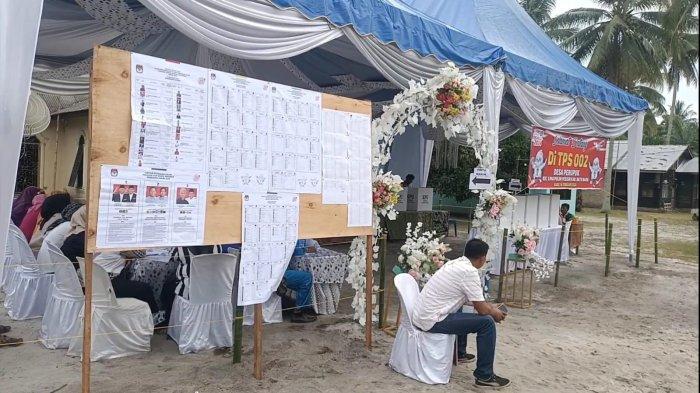 TPS 2 Desa Perupuk, Kecamatan Limapuluh Pesisir, Kabupaten Batubara menggunakan tenda nikah untuk menarik minat pemilih datang ke TPS, Rabu (14/2/2024)