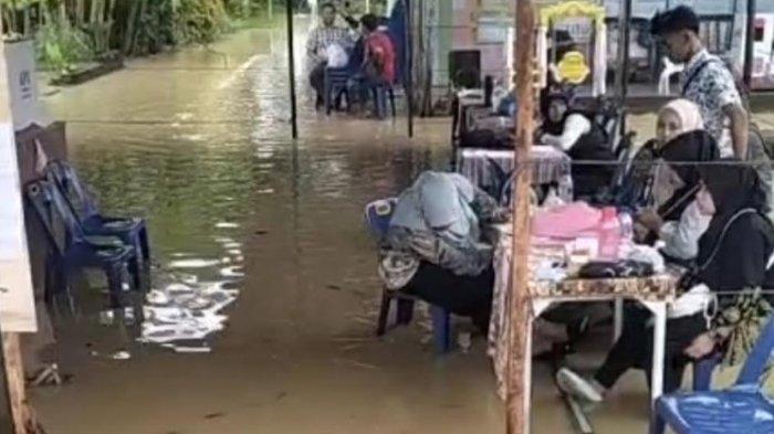 Tempat Pemungutan Suara (TPS) di Kota Binjai, Sumatera Utarq, yang terendam banjir pada, Rabu (27/11/2024).