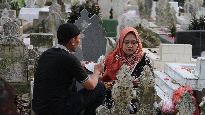 Sejumlah warga melaksanakan ziarah kubur di Perkuburan Mandailing, Jalan Brigjend Katamso, Medan, Sumatera Utara, Kamis (6/3/2024). Menjelang bulan suci Ramadan umat Islam melakukan tradisi ziarah kubur untuk mendoakan kerabat yang telah meninggal dunia.
