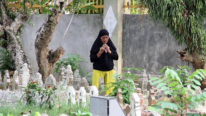 Sejumlah warga melaksanakan ziarah kubur di Perkuburan Mandailing, Jalan Brigjend Katamso, Medan, Sumatera Utara, Kamis (6/3/2024). Menjelang bulan suci Ramadan umat Islam melakukan tradisi ziarah kubur untuk mendoakan kerabat yang telah meninggal dunia.