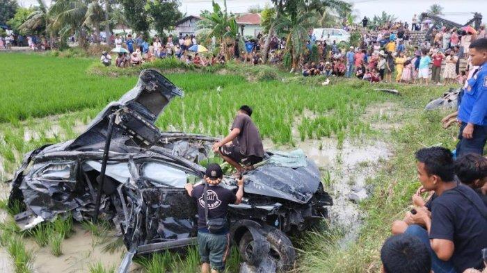 Kondisi mobil korban yang tercampak ke area persawahan di sekitar lokasi setelah ditabrak kereta api, Minggu (21/7/2024).