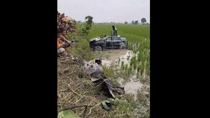 Tabrakan antara Kereta Api dengan mobil Toyota Rush di Lubukpakam, Deli Serdang, Sumatera Utara, Minggu (21/07/2024).