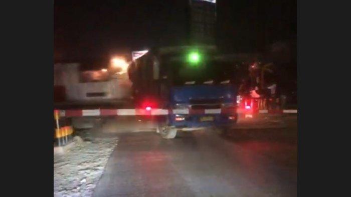 Tabrakan antara kereta api penumpang dengan truk di  pintu perlintasan kereta api Desa Pasar Bengkel Kecamatan Perbaungan Kabupaten Serdang Bedagai Selasa, (19/3/2024) malam.